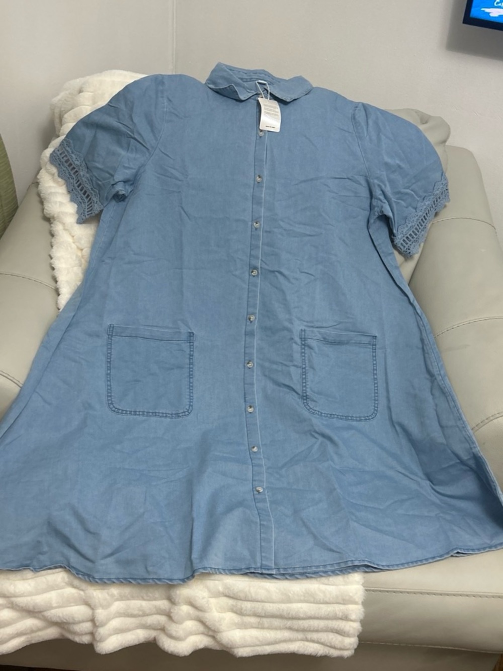 Casual Light Blue Button-Front Women's Dress with Front Pockets